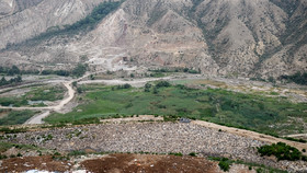 دفن غیر قانونی زباله در استان مازندران - در محدوده پايين دست محل انباشت زباله، كشت برنج همچنان ادامه دارد. آب اين زمين ها آلوده به شيرابه  است