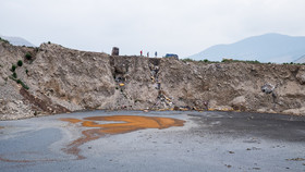 دفن غیر قانونی زباله در استان مازندران - درياچه شيرابه هاي توليد شده از انباشت زباله در طول ٣٠ سال گذشته ، اين درياچه به دليل فعل و انفعالات شيميايي امكان اشتعال دارد.
