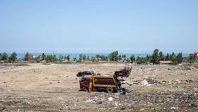دفن غیر قانونی زباله در استان مازندران -ماشين حمل و جابه جايي زباله در ساحل بابلسر ، روزانه بين ٣٠ تا ٥٠ تن زباله در اين محدوده دفن و انباشت مي شود.