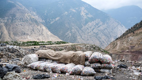 دفن غیر قانونی زباله در استان مازندران - تفكيك زباله در محل دفن زباله ها ، هزينه ي دفع پسماند را افزايش داده و اين فرايند را با چالش مواجه مي كند.