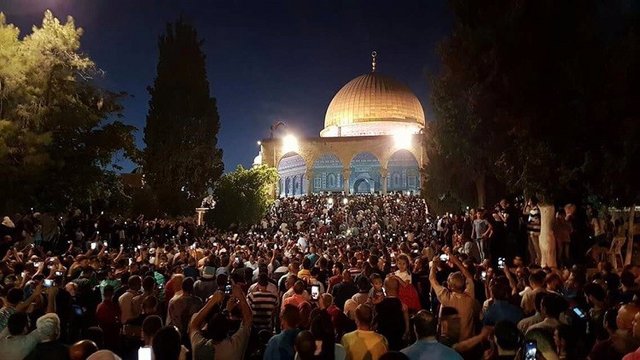 پایداری فلسطینیان اسرائیل را به زانو درآورد/حضور هزاران نمازگزار در مسجد الاقصی حضور نمازگزاران در مسجد الاقصی