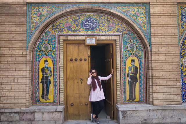 گپی با بانوی تُرک در سایه کاشیهای هفترنگ و آواز شجریان فارسیآموز ترک