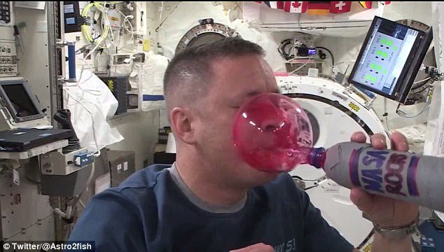 نوشیدن مایعات در فضا