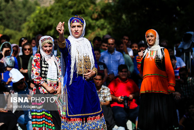 علاقه خارجیهای جشنواره تئاتر خیابانی مریوان به لباس کردستانی دوازدهمین جشنواره بین المللی تئاتر خیابانی مریوان