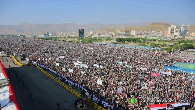 تظاهرات گسترده یمنی‌ها و رژه انصارالله در سومین سالگرد انقلاب ۲۱ سپتامبر