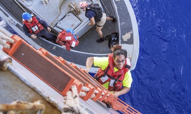 نتیجه تصویری برای نجات ۲ زن پس از ۵ ماه سرگردانی در آب‌های اقیانوس آرام