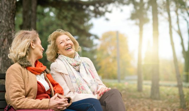 سالمند خنده شادی میانسال زنان