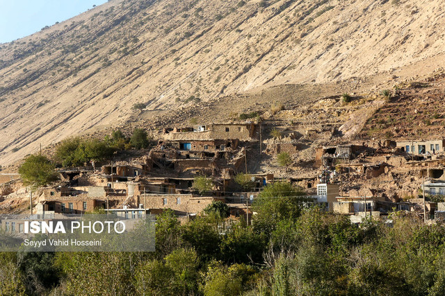 آثار خرابی پس از زلزله در روستای ''زرده'' از توابع شهرستان دالاهو