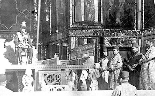 تاج پادشاهی بر سر سردار سپاه