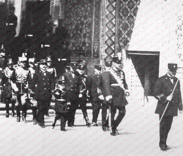 تاج پادشاهی بر سر سردار سپاه