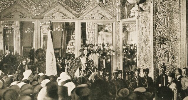 تاج پادشاهی بر سر سردار سپاه