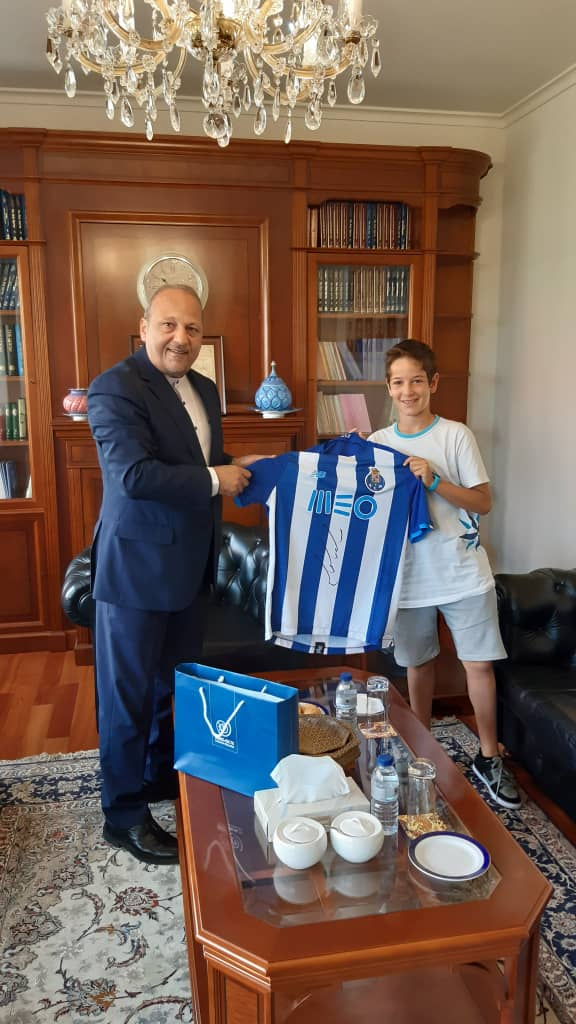 اهدای پیراهن امضا شده «مهدی طارمی» به یک نوجوان پرتغالی