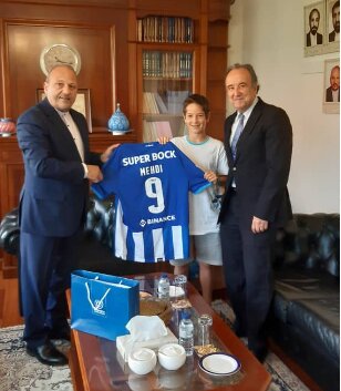 اهدای پیراهن امضا شده «مهدی طارمی» به یک نوجوان پرتغالی اهدای پیراهن امضا شده «مهدی طارمی» به یک نوجوان پرتغالی