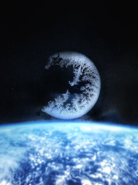 جلوه یک ماه بلورین بر پنجره ایستگاه فضایی بینالمللی