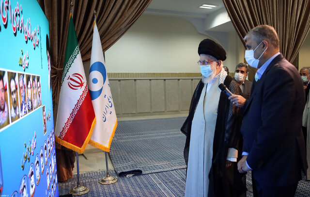 بازدید رهبر انقلاب از نمایشگاه دستاوردهای صنعت هستهای کشور بازدید رهبر انقلاب از نمایشگاه دستاوردهای صنعت هستهای کشور