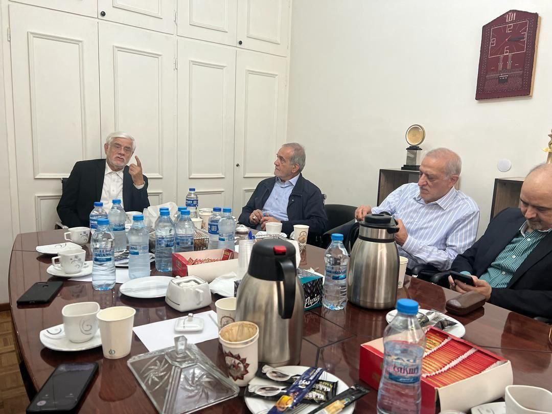 دیدار پزشکیان با عارف/اعلام حمایت بنیاد امید ایرانیان از پزشکیان