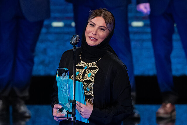 ویدیو/ سیمرغ «شوهر ستاره» روی دستهای فریبا نادری ویدیو/ سیمرغ «شوهر ستاره» روی دستهای فریبا نادری