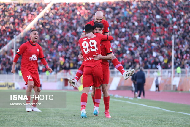 لحظه اولین قهرمانی تراکتور در تاریخ لیگ برتر فوتبال ایران لحظه اولین قهرمانی تراکتور در تاریخ لیگ برتر فوتبال ایران