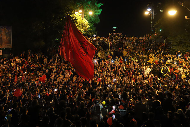 ویدیو/ جشن مردمی قهرمانی تراکتور در خیابانها ویدیو/ جشن مردمی قهرمانی تراکتور در خیابانها