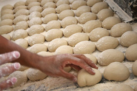 تخصیص یاران آرد و نان به تولیدکنندگان و عرضه‌کنندگان نان فانتزی/ کاهش قیمت با سفارش اینترنتی