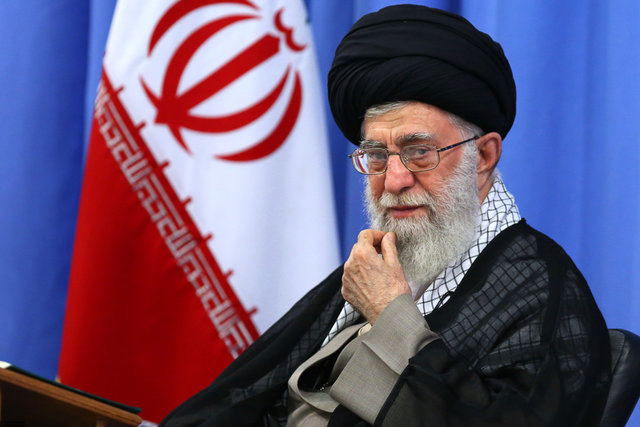 عَلَم دفاع از حرم در دستان امیر موسوی، سردار پاکپور و سردار شادمانی