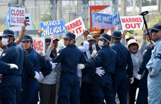 تظاهرات علیه حضور نظامی آمریکا در اوکیناوا (عکس آرشیوی است) مردم اوکیناوا پایگاههای آمریکا را نمیخواهند