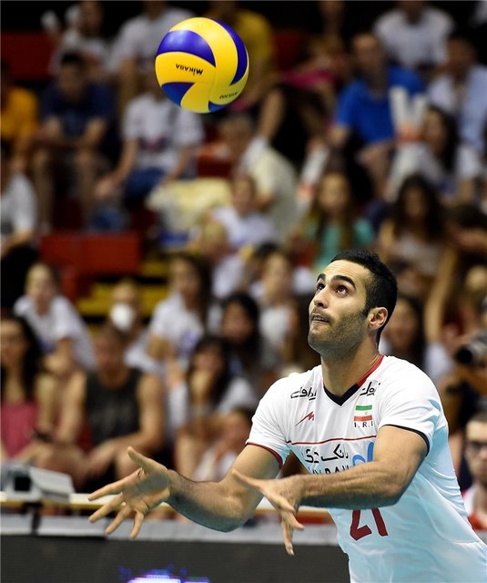 قدردانی از جوانمردی بازیکن پیکان با هدیه ٣ میلیونی  لیگ جهانی والیبال - ایران و صربستان - محمد فلاح