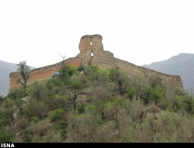 خودنمایی عقابی با بال های باز بر فراز "کنگلو" 