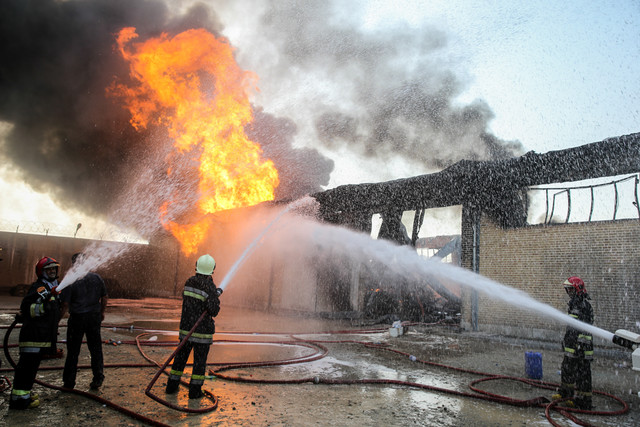 عکس تزیینی مهار آتشسوزی پالایشگاه آبادان/ فوت یک نفر