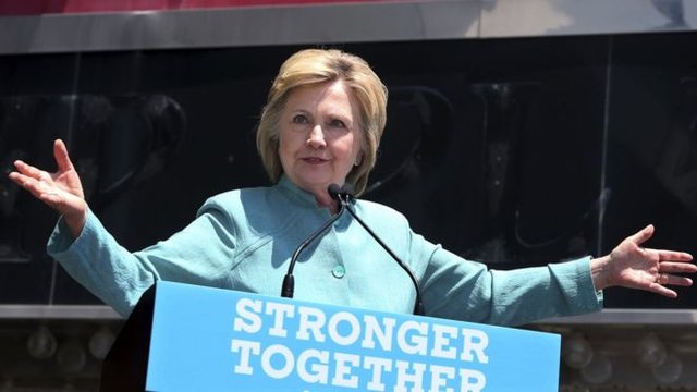 انتقاد ستاد انتخاباتی کلینتون از "استانداردهای دوگانه" مدیر اف.بی.آی انتقاد ستاد انتخاباتی کلینتون از "استانداردهای دوگانه" مدیر اف.بی.آی