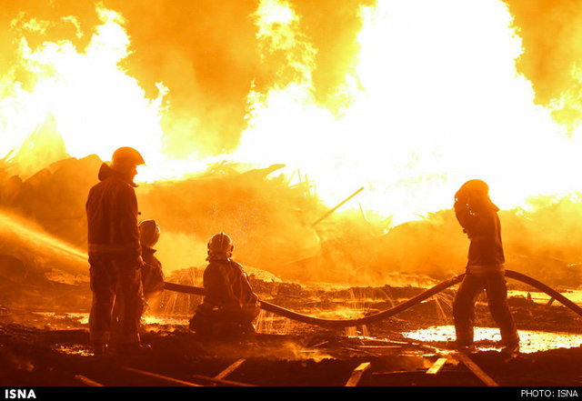 عکس تزئینی است مهار آتش سوزی انبار بزرگ پلاستیک در قم