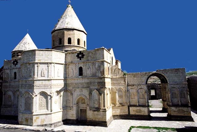 قره کلیسای چالدران آماده برگزاری مراسم مذهبی سالانه ارامنه قره کلیسا
