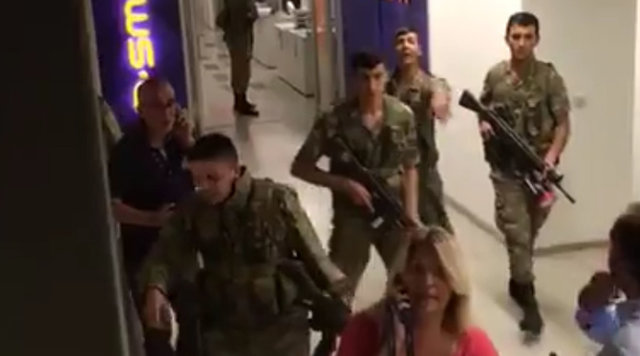 ویدیوی لحظه حمله کودتاچیان به دفتر «سی.ان.ان»