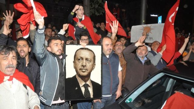 بیش از 47000 کارمند دولت ترکیه به اتهام ارتباط با کودتا تعلیق شدهاند بیش از 47000 کارمند دولت ترکیه به اتهام ارتباط با کودتا تعلیق شدهاند