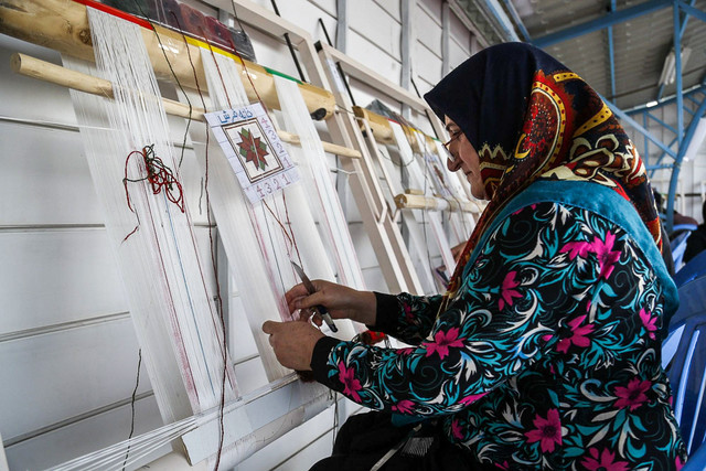 صنعت فرش دستباف با کمترین هزینه اشتغال ایجاد میکند صنعت فرش دستباف با کمترین هزینه اشتغال ایجاد میکند