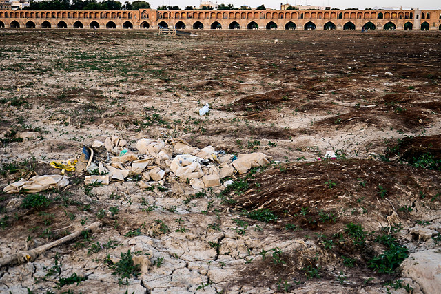 بی قانونی زاینده رود را خشک کرد بی قانونی زاینده رود را خشک کرد