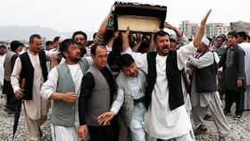 تشییع جان باختگان حمله تروریستی کابل با حضور گسترده مردم افغانستان