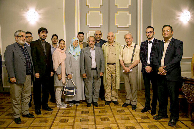 ترکان در پشت صحنه نمایش «راپورتهای شبانه دکتر مصدق» اکبر ترکان؛ مدیرِ مادرزاد نه بیخودیالممالک!