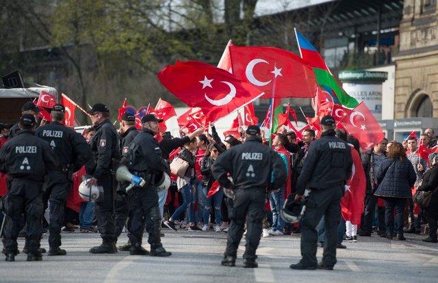 حامیان اردوغان در کلن تظاهرات می‌کنند