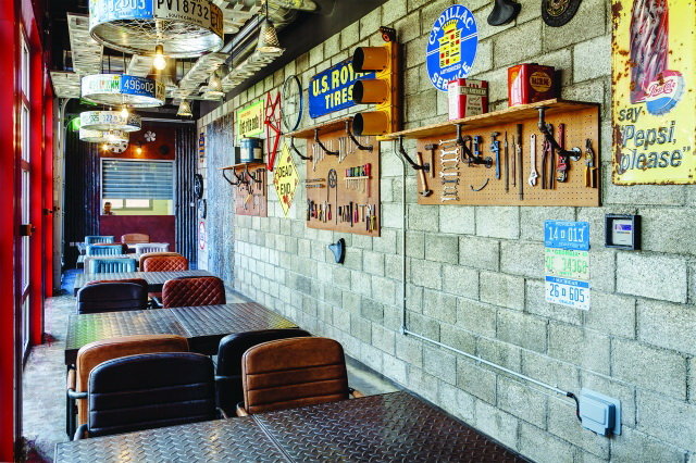 عکس تزیینی است آغاز طرح آزادسازی معابر پایتخت/ جمعآوری میز و صندلی واحدهای صنفی مواد غذایی