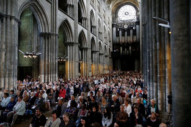 حضور مسلمانان در کلیساهای فرانسه برای ابراز همبستگی  حضور مسلمانان در کلیساهای فرانسه برای ابراز همبستگی