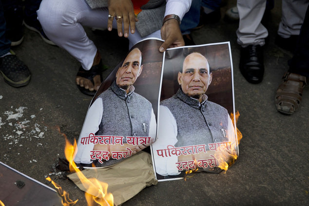 تظاهرات صدها پاکستانی در اعتراض به سفر وزیر کشور هند به اسلام آباد تظاهرات صدها پاکستانی در اعتراض به سفر وزیر کشور هند به اسلام آباد