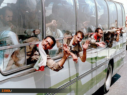 عبور کاروان نمادین ورود آزادگان از شهر اهواز