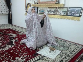 مادر قاسم رضایی در حال  دعا کردن برای موفقیت فرزندش + عکس