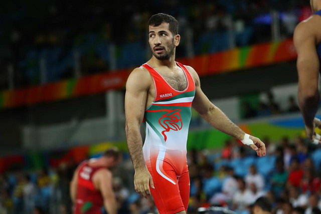 اهدای بازوبند پهلوانی به امید نوروزی اهدای بازوبند پهلوانی به امید نوروزی