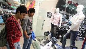 چرا نوجوانان به پوشیدن لباسهای عجیب و غریب علاقه دارند؟