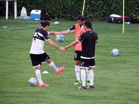 ادامه تمرین‌های شاگردان کی‌روش در پژوهشگاه نفت/ هدیه هوادار فوتبال به کی‌روش