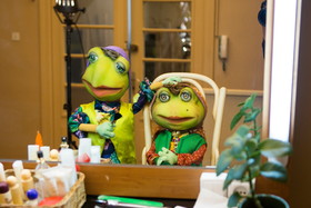 «خاله قورباغه»‌ای ها در تدارک یک اجرای تئاتری / سانس‌ها افزایش یافت