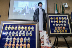 اهدای مدال‌های دانشجویان بسیجیِ المپیادی به مقام معظم رهبری