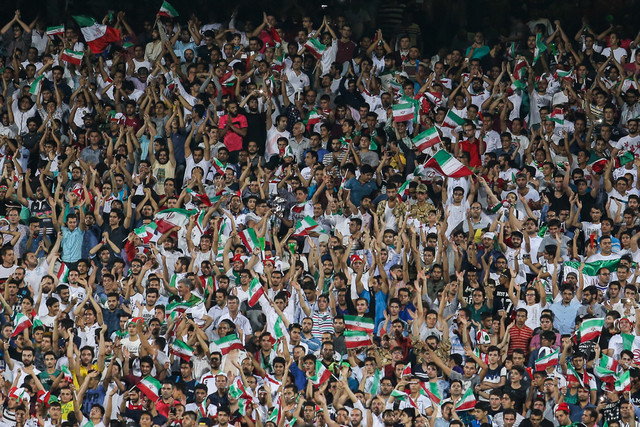 خبرگزاری یونهاپ: بازیکنان کره مراقب باشند، تماشاگران ایرانی بطری و سنگ پرتاب میکنند خبرگزاری یونهاپ: بازیکنان کره مراقب باشند، تماشاگران ایرانی بطری و سنگ پرتاب میکنند